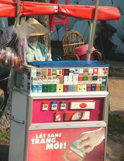 　煙攤，越南街頭隨處都是這樣的流動小攤。