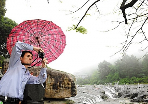 九鯉湖景區(qū)大霧籠罩,霧中美景若隱若現(xiàn),宛如人間仙境。