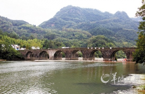 齊云山登封橋是登山的隘口,始建于明代,造型古樸典雅,蔚為壯觀。