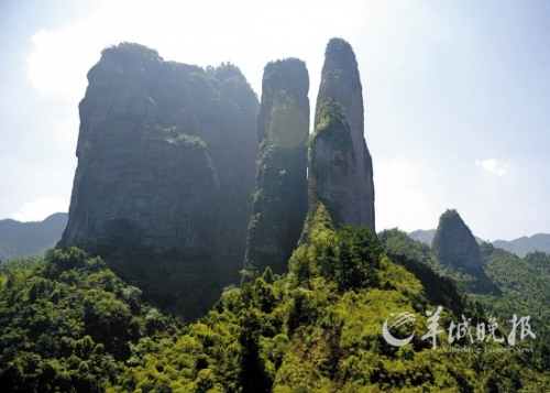 江郎山以“三爿石”著稱(chēng),三爿高約319米的巨石凌空而起。