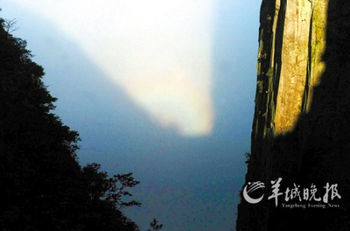 武功山四絕之一的“云海佛光”在大雨過(guò)后出現(xiàn)。