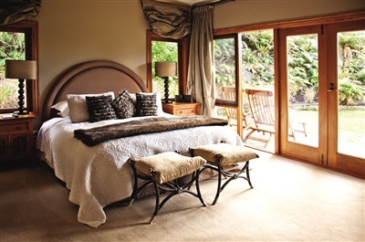 酒店住宿頗具特色,窗外就是 新西蘭的美麗景色。