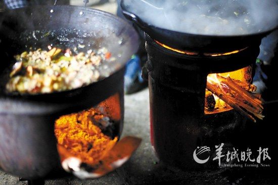 　　吃幾頓土家飯,喝幾杯土家酒,嘗幾塊土家肉。