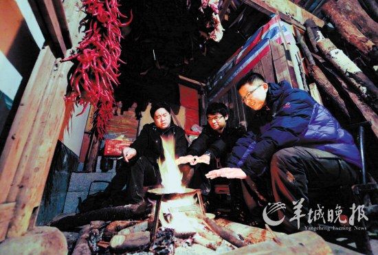 　　在土家人吊腳樓小住的那個(gè)夜晚,讓我想起了外婆家。