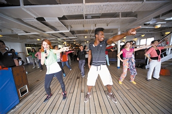 　　游客在“海娜號(hào)”郵輪甲板上共舞。
