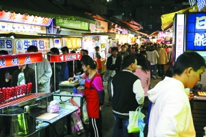 　　品味臺(tái)灣,又怎能錯(cuò)過那些親民夜市。