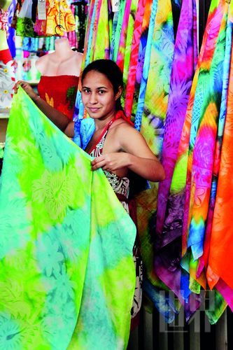 　　Pareo,這一幅幅有著漂亮圖案、色彩繽紛的布,是大溪地人最美的衣