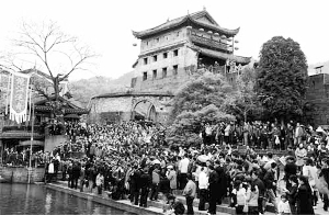 　　鳳凰古城因?yàn)閲鞘召M(fèi)一事飽受爭議 資料圖片