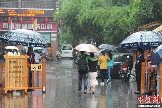 圖為“五一”小長(zhǎng)假首日門(mén)票檢查仍偏松。楊華峰 攝