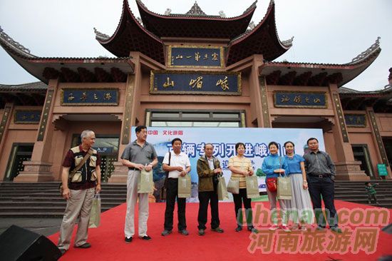 4.20震后首趟旅游專列開進峨眉山