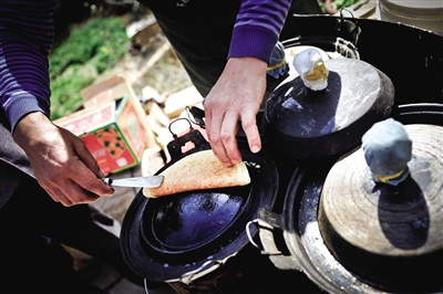 榆林街頭的特色小吃——攤餭(huáng)。