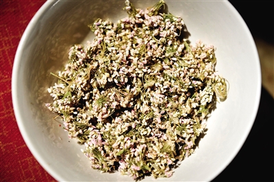 作為香料的扎蒙是一種陜北常見的細(xì)碎野花。