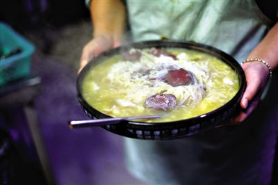 酸菜燉血腸是長白山一帶常見的菜品,有著東北地區(qū)典型的質(zhì)樸、實在的風(fēng)格。