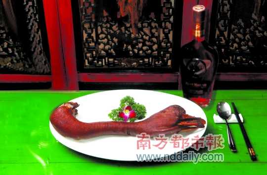 人頭馬誠印干邑白蘭地是高端宴席的佐餐佳釀，圖為鹵水老鵝頭