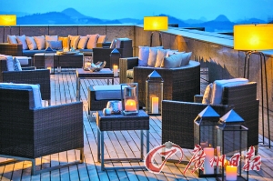 露臺(tái)能觀賞美麗山色。