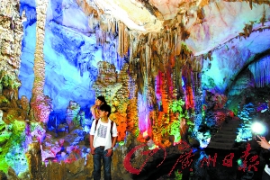 五光十色的封開(kāi)龍山溶洞步移景換,令人贊嘆。