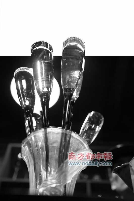 調(diào)制好的雞尾酒倒在造型奇特的玻璃杯中。