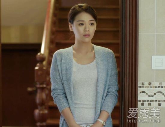 灰色開衫內(nèi)搭圓領(lǐng)的米色T恤，優(yōu)雅知性