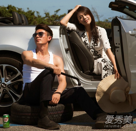 白色連衣裙配黑色花紋，個性優(yōu)雅