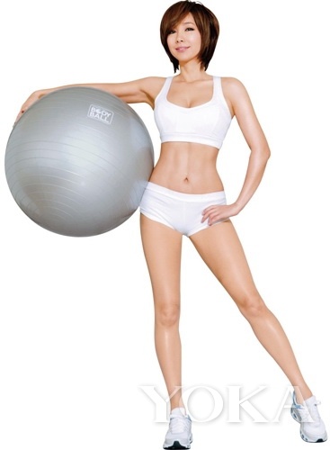 這個(gè)辣姐已經(jīng)是46歲超高齡啦，看人家的鉆石型小腹