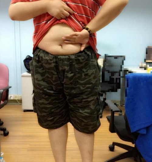 反手摸肚臍，逗b示范哈哈......