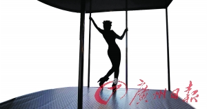 淋病是人類特有的疾病之一，性接觸是主要傳染形式。圖為美國一名性工作者在跳鋼管舞。