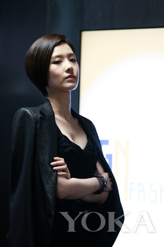 申映畫是極具事業(yè)心的富家小姐，造型簡約干練，面料質(zhì)地上乘