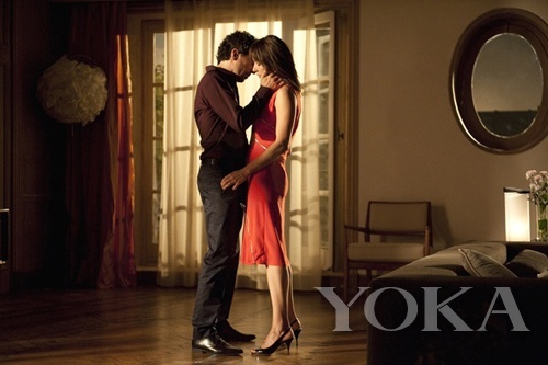 基本款用漿果色散發(fā)女人味，腰間的獨(dú)特設(shè)計更添風(fēng)情