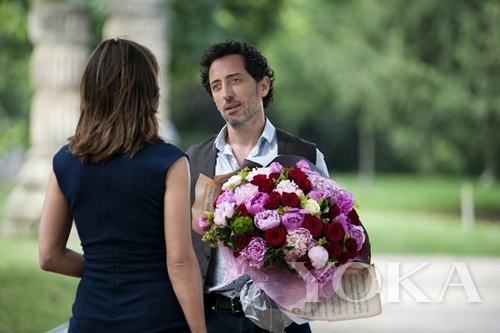 背影的完美同樣重要，衣服上的橫紋說明太緊繃、手肘處的橫紋說明肌質(zhì)老化。