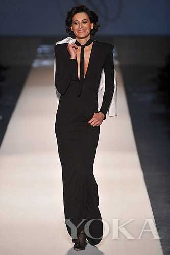 纖細(xì)的領(lǐng)帶既融于服裝，又升華造型