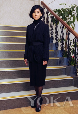 日劇《真我霓裳》中，飾演時裝大師的黑木瞳