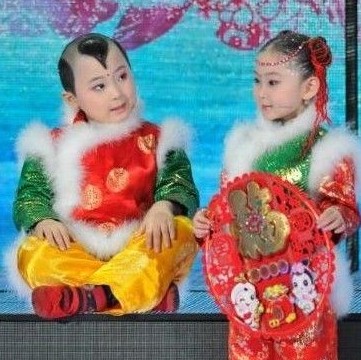 鄧?guó)Q賀(左)在春晚上。