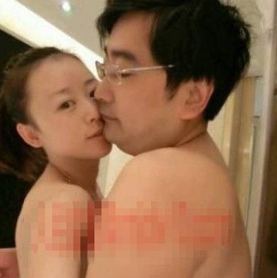 女主播紀(jì)某與國(guó)家檔案局官員范某。