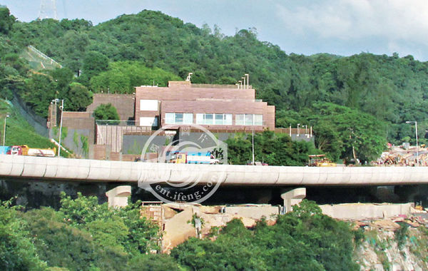 據(jù)悉，“皇宮”有3層高、分前后兩座大宅。前座兩層是邢家的游樂場，地下一層分別設(shè)有室外及室內(nèi)泳池，