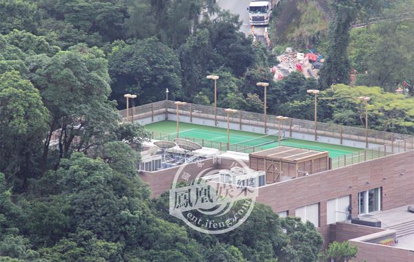 林青霞1994年6月29日嫁給香港商人邢李源，淡出影壇。林青霞婚后樂于相夫教女，其丈夫于2010年退