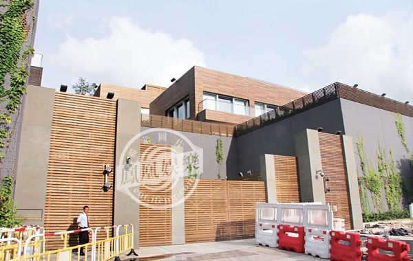 林青霞獲老公贈(zèng)價(jià)值9億多“皇宮”，圖為林青霞豪宅大門口。