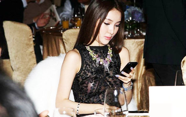 2013年11月30日，郭美美出席保利珠寶拍賣活動，現場郭美美一席透視的上衣性感現身，胸前乳貼顯露無