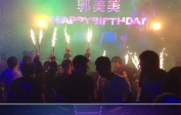 2013年6月16日下午，郭美美在網上曬出一組慶生照。通過照片可以看出，酒吧的巨大舞池中燃放焰火