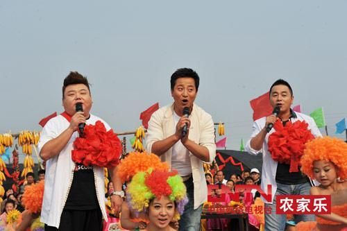 央視7套《鄉(xiāng)村大世界》節(jié)目主持人，左一為劉剛