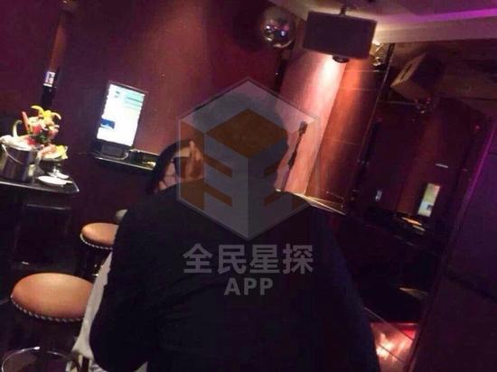 網(wǎng)絡曝光的田源激吻照，田源稱是角度問題