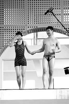 蔡卓妍進行《中國星跳躍》的訓(xùn)練，她在教練田亮的陪伴下走上跳臺，但仍嚇得不敢往下看。 實習(xí)生 翟超 攝