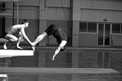 田亮正在給陳光標把關(guān)、塑形。