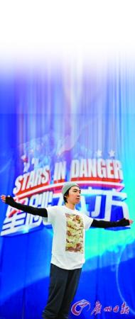 俞灝明以一個干凈利落的動作從3米臺一躍而下。