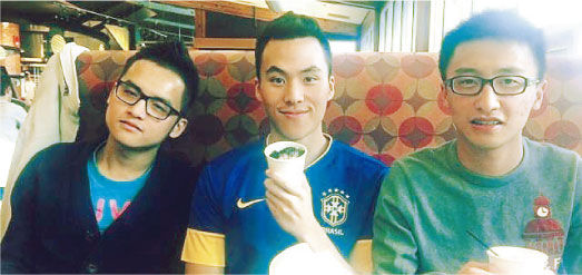 何猷啟在微博上載他在波士頓讀書的照片，與同學(xué)的生活很普通