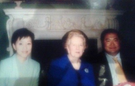 楊瀾丈夫公布與撒切爾夫人合影。