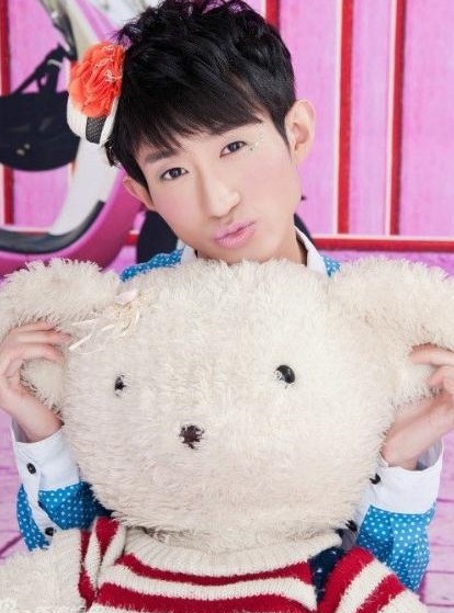 “粉紅哥”畢然寫(xiě)真。