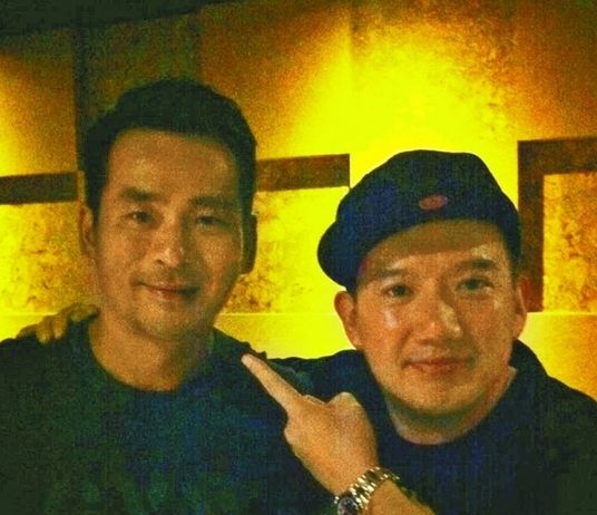 周焯華作為《低俗喜劇》投資人，與男主角杜汶澤合照。