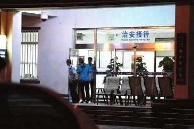 釋小龍走出派出所。