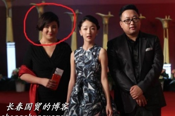 周冬雨與于正（右）和“干媽”（左）。