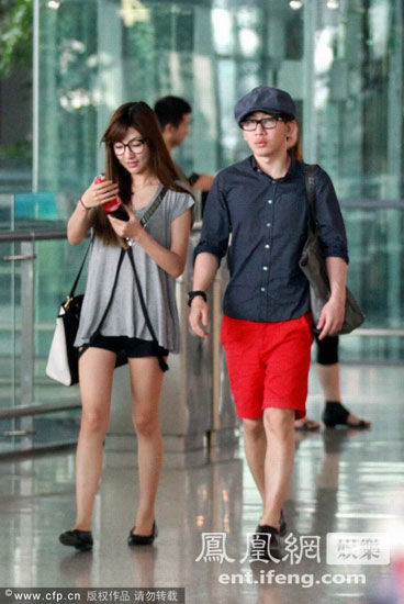 劉謙與女友現(xiàn)身機(jī)場